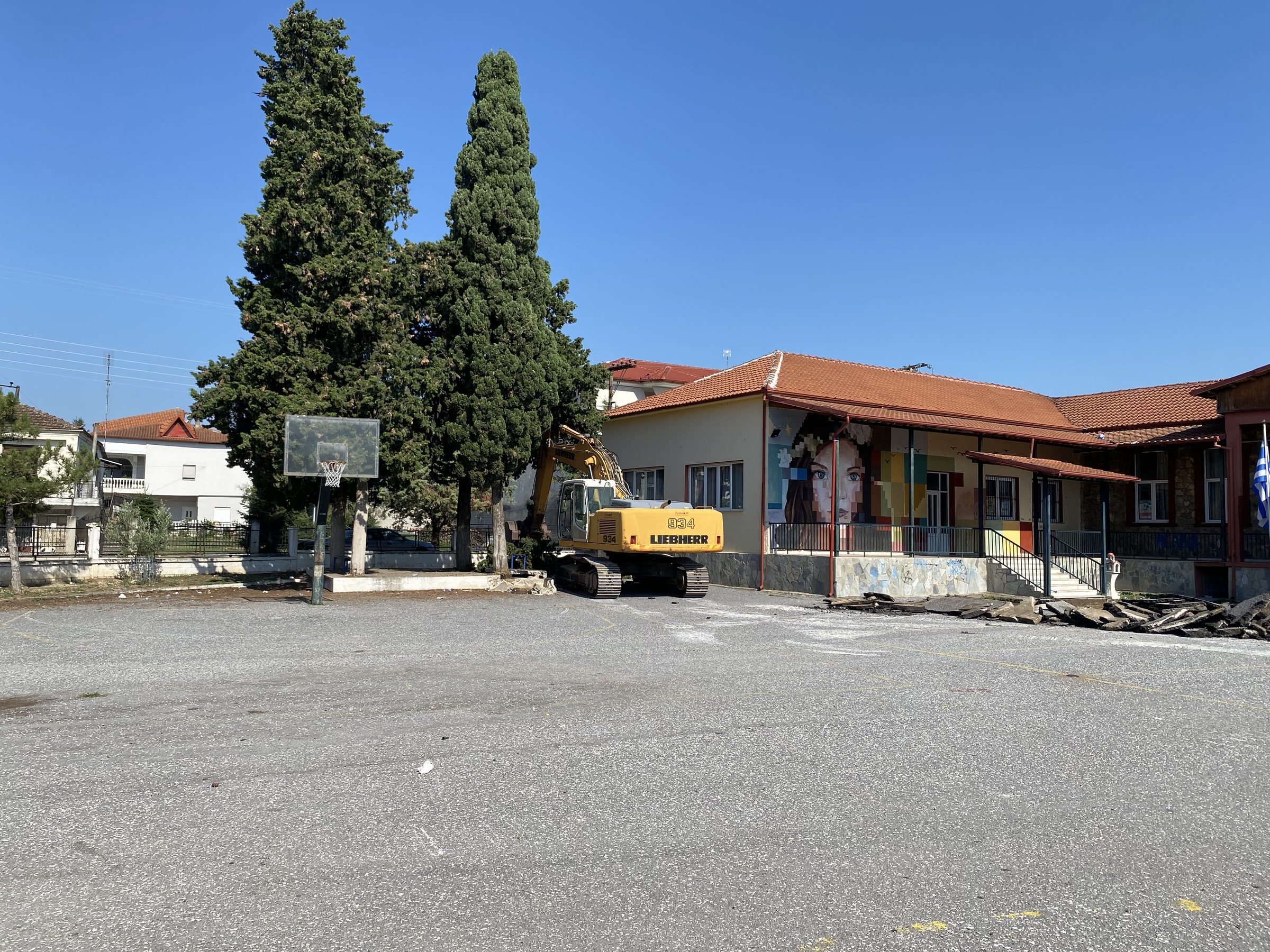 Ανακατασκευή αύλειου χώρου δημοτικού σχολείου, Επισκοπή Νάουσας – φωτογραφία 1
